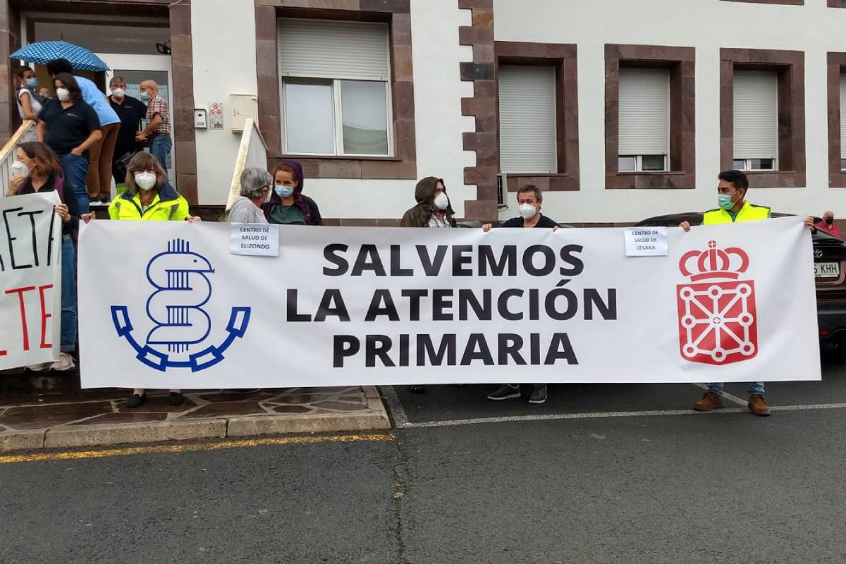Aspecto de una concentración de protesta en defensa de primaria convocada por el Sindicato Médico de Navarra a las puertas de un centro de salud. Foto: SMN.
